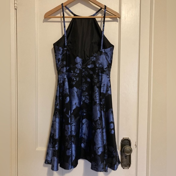 Beautiful and elegant prom or graduation dress - Picture 3 of 7